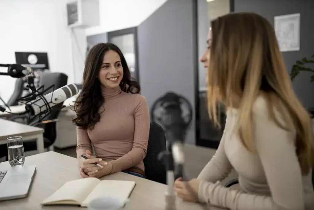 Dos mujeres trabajando en entrevistas a profundidad
