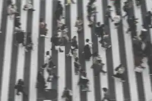 Imagen de población caminando, representando el análisis de datos censales