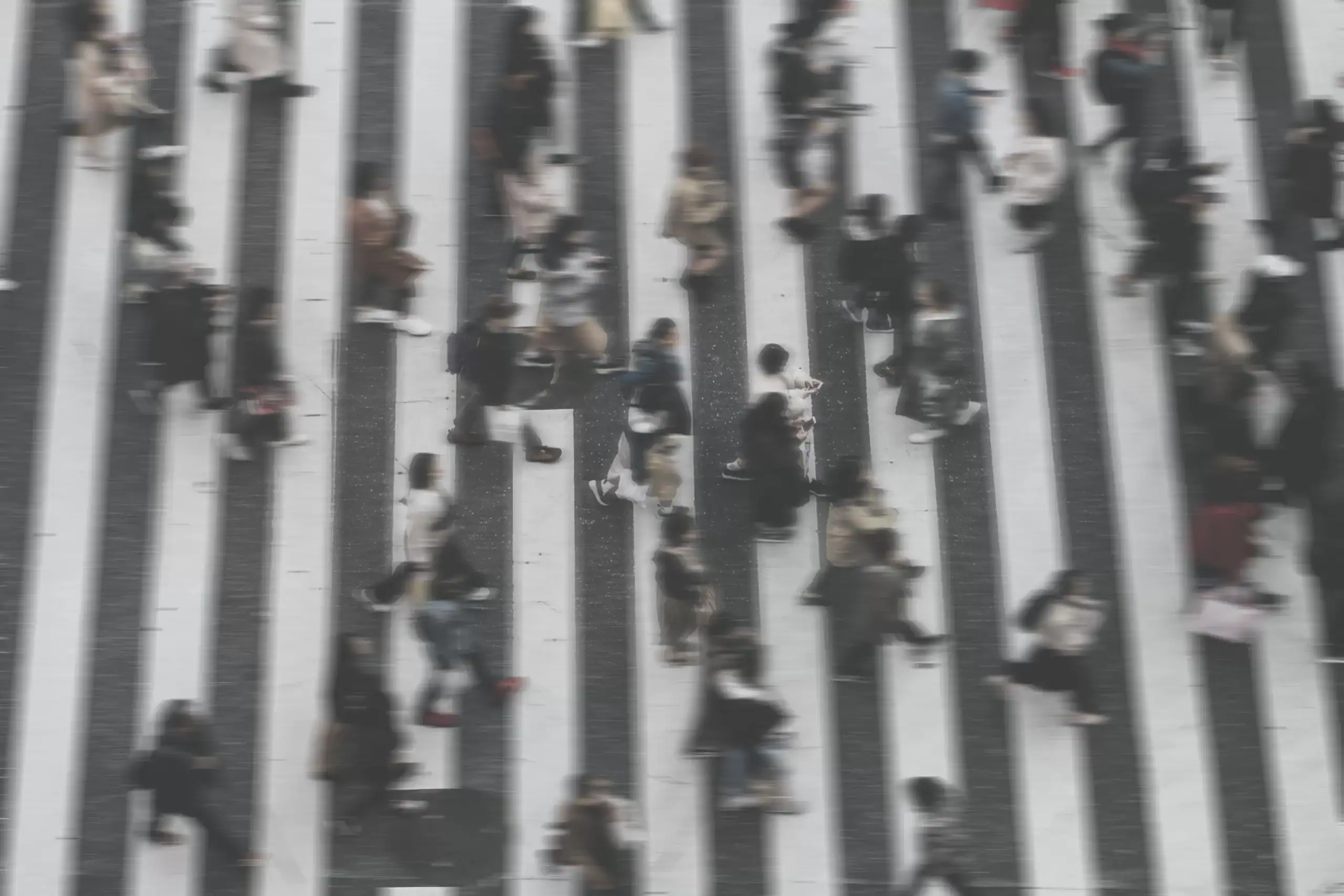 Imagen de población caminando, representando el análisis de datos censales