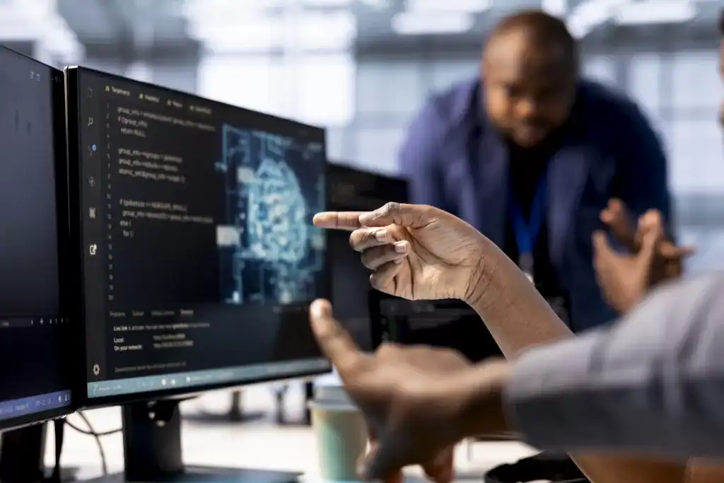 Personas trabajando sobre una pantalla, analizando el comportamiento de una ia generativa