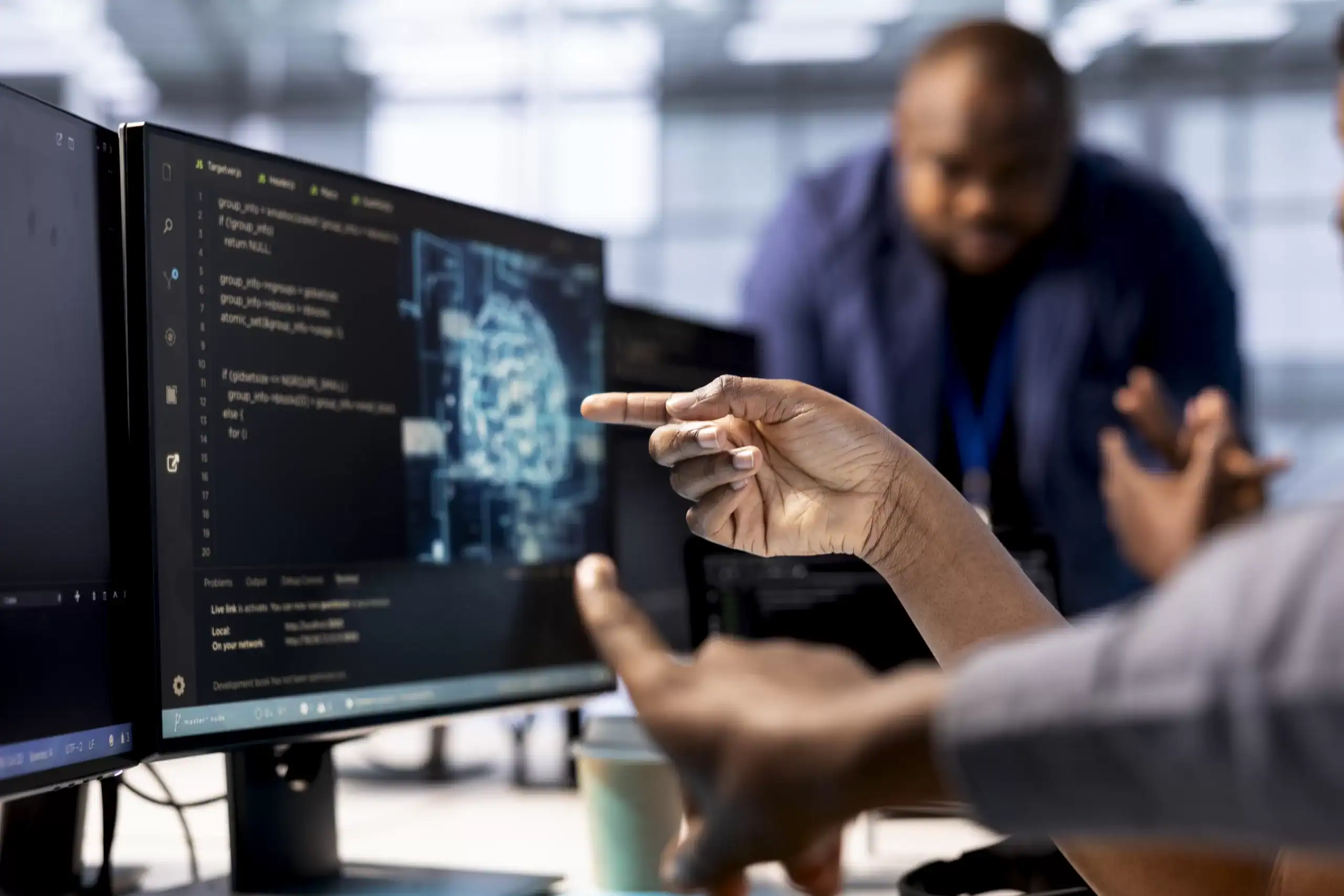 Personas trabajando sobre una pantalla, analizando el comportamiento de una ia generativa